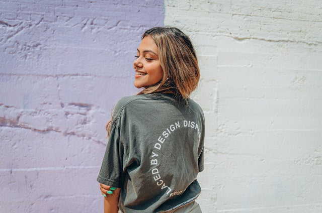 4 Fashionista Tips on How Women Can Rock a Graphic Tee